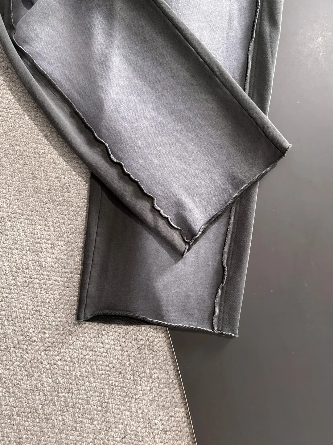 Next day shipment P360 Stone lsland/Stone Island Exclusively launches 25ss autumn and winter new high-quality trousers. Compare real-life details at will. Craftsmanship that ordinary small workshops cannot copy. Top-level ZP development. Unique imported fabric feel. Purely imported German machine production. Precision operation. Ten thousand needle density. A pair of trousers with rich details. You can see the development strength. A full set of new accessories are customized simultaneously. Simple yet elegant. Soft, delicate and comfortable. The upper body is versatile and fashionable. A perfect choice for autumn and winter. A must-have item. Loose fit. Please refer to the size chart when placing an order: S to XL (or state your height and weight when placing an order)